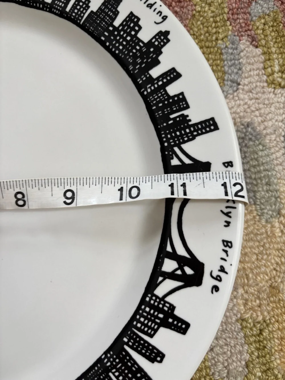FISHS EDDY 212 Skyline Plate New York Skyline NYC icons (includes Twin Towers)
